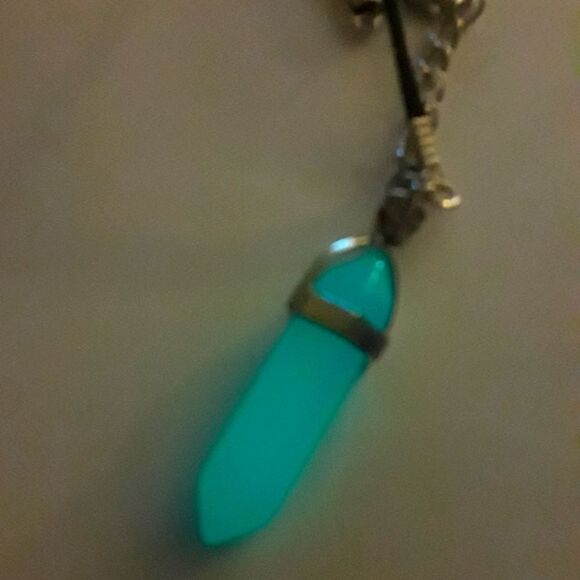 Hand crafted green glow in the dark pendant - Picture 5 of 7